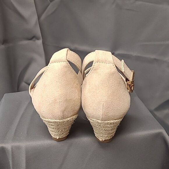 Women's ingrid Ankle Strap Low Wedge Sandal, Cream Colored, Size 9, NEW - Picture 3 of 6